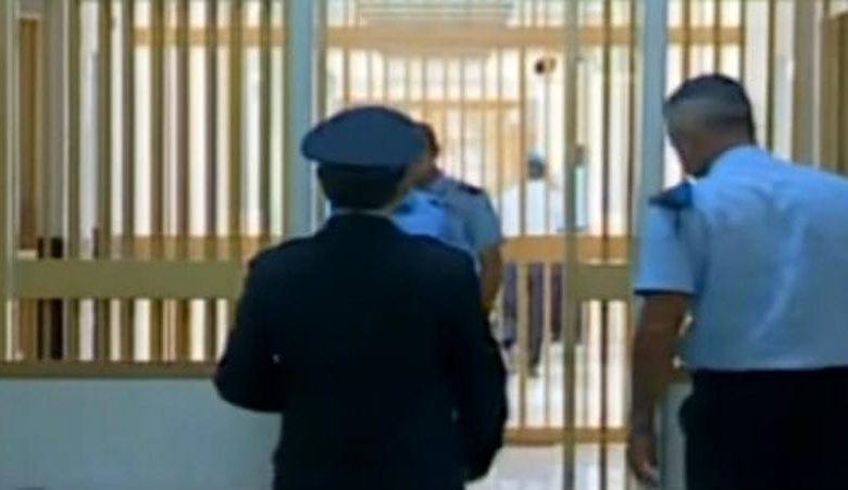 detenuto prende pugni poliziotti carcere avellino