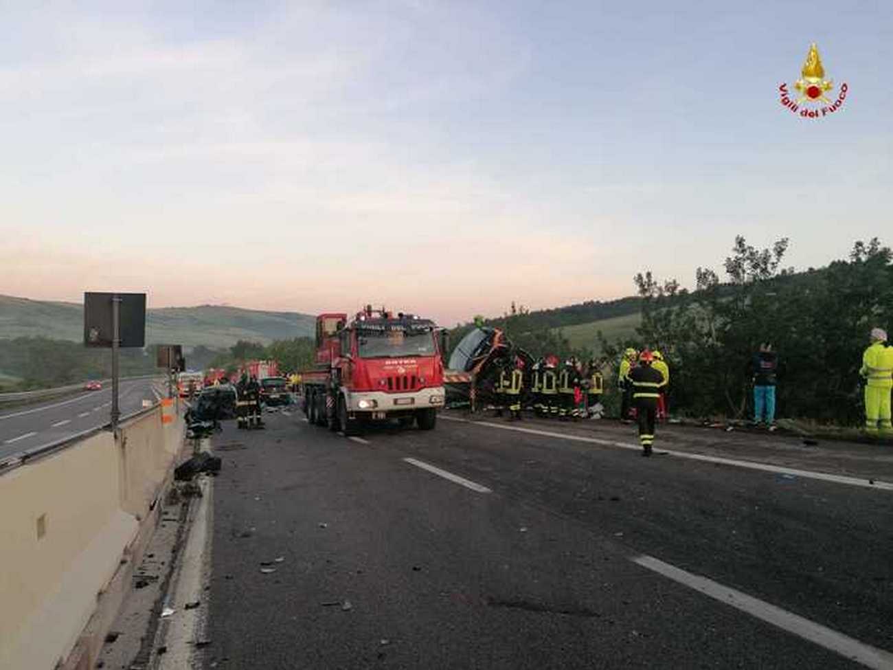 incidente-a16-vallesaccarda-autobus-scarpata-morto-feriti