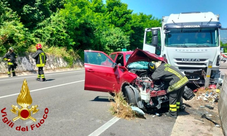 Incidente Avellino auto camion