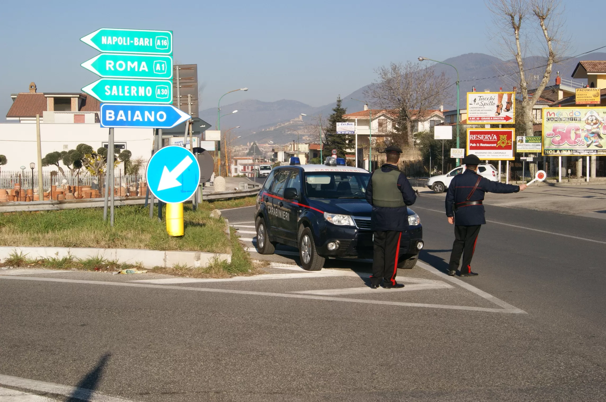 baiano-donna-vaga-piedi-autostrada-salvata-carabinieri