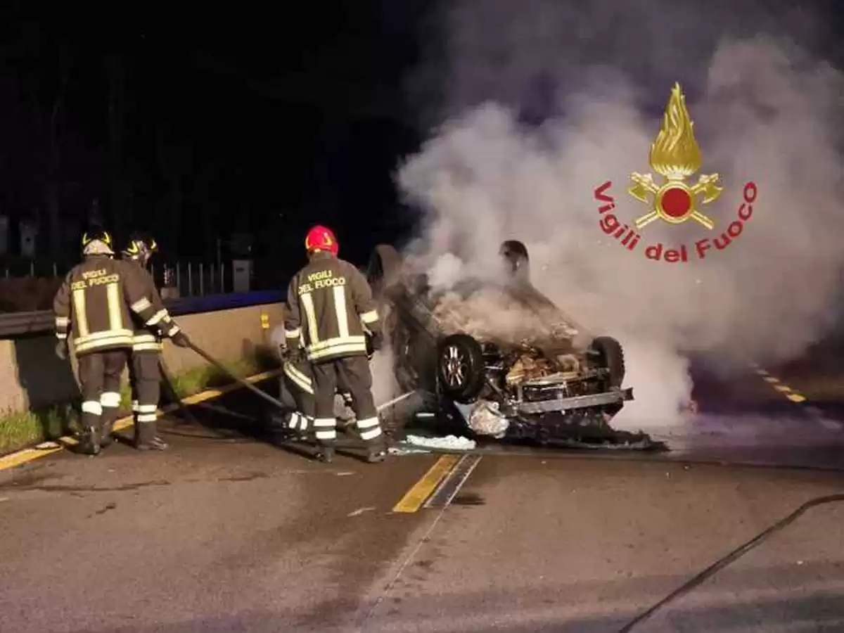 Ferita in un incidente, si salva dall'auto in fiamme: dramma sfiorato sul raccordo Avellino-Salerno